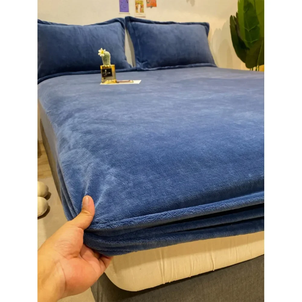 

Комплект постельного белья из синего бархата с кристаллами