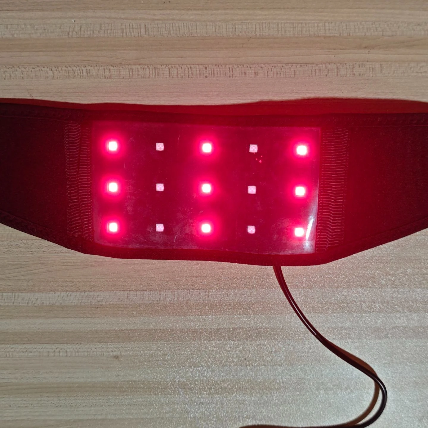 

Усовершенствованное носимое устройство для лечения ближнего инфракрасного света для облегчения боли в шейном відділе позвоночника и плеча и пояса для реабилитации глубоких тканей