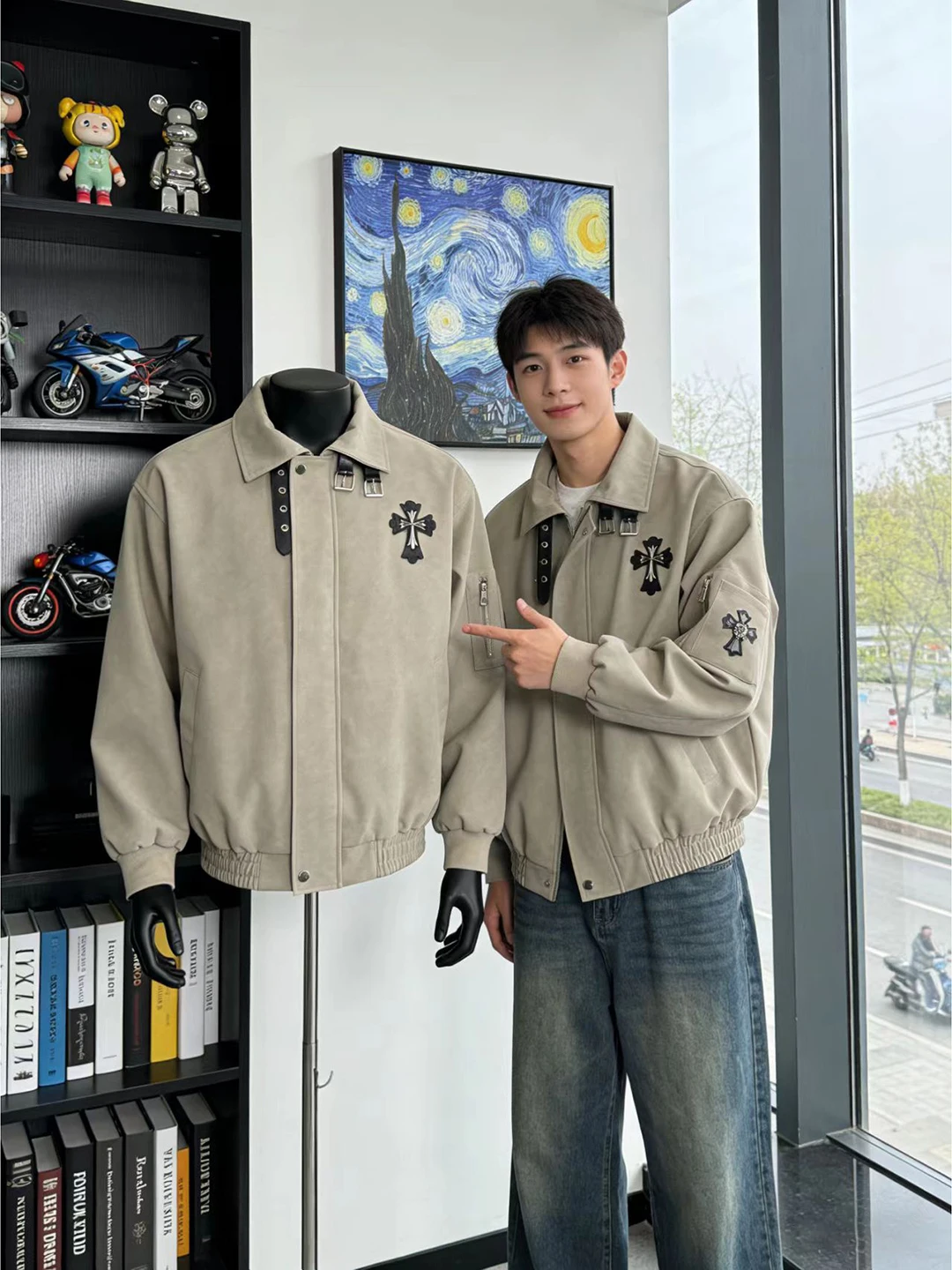 

Мужская демисезонная куртка-бомбер в американском ретро-стиле с отложным воротником, кожаными элементами и поясом, с вышивкой крестом