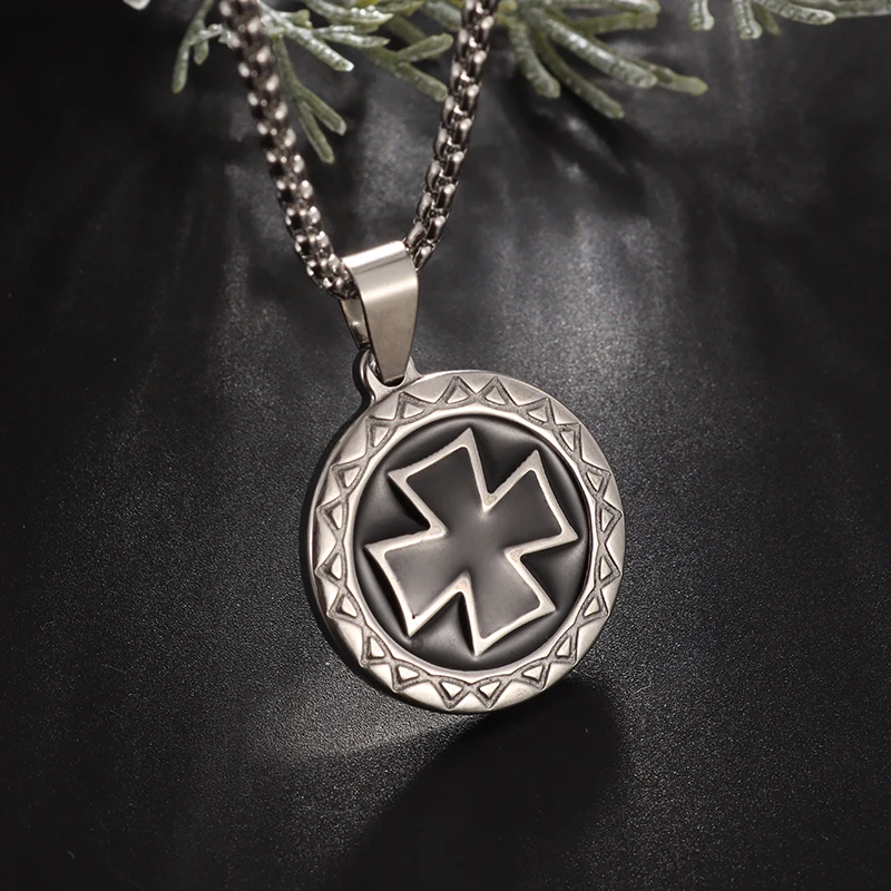 Exquisite Templar Cross Medal Round Pendant Necklace Men Women Lucky Amulet Trend Street Casual Stainless Steel Jewelry Gift