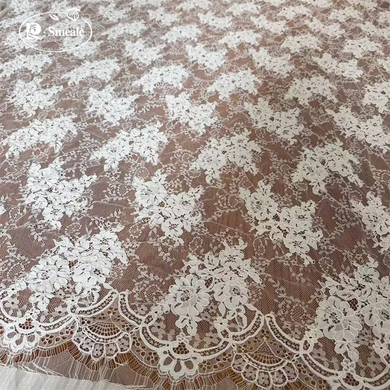 3 Meter. Offweißes Seil mit gestickten Blumen und Wimpernspitze. Baumwollstoffe zum Nähen von Spitzen, nigerianische Textilspitzenstoffe. – Detail 8
