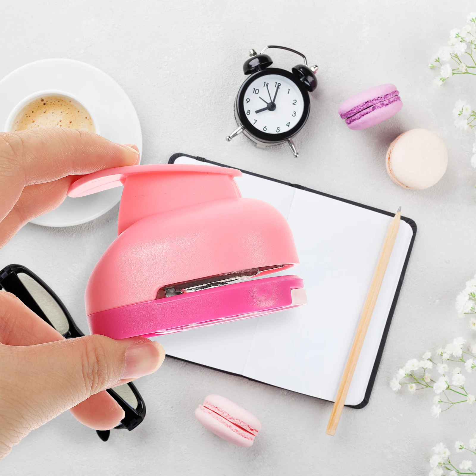 

2pcs Shape Hole Punch Mini Paper Puncher Craft Plastic Student DIY Scrapbook Card Making Tool Lightweight Portable