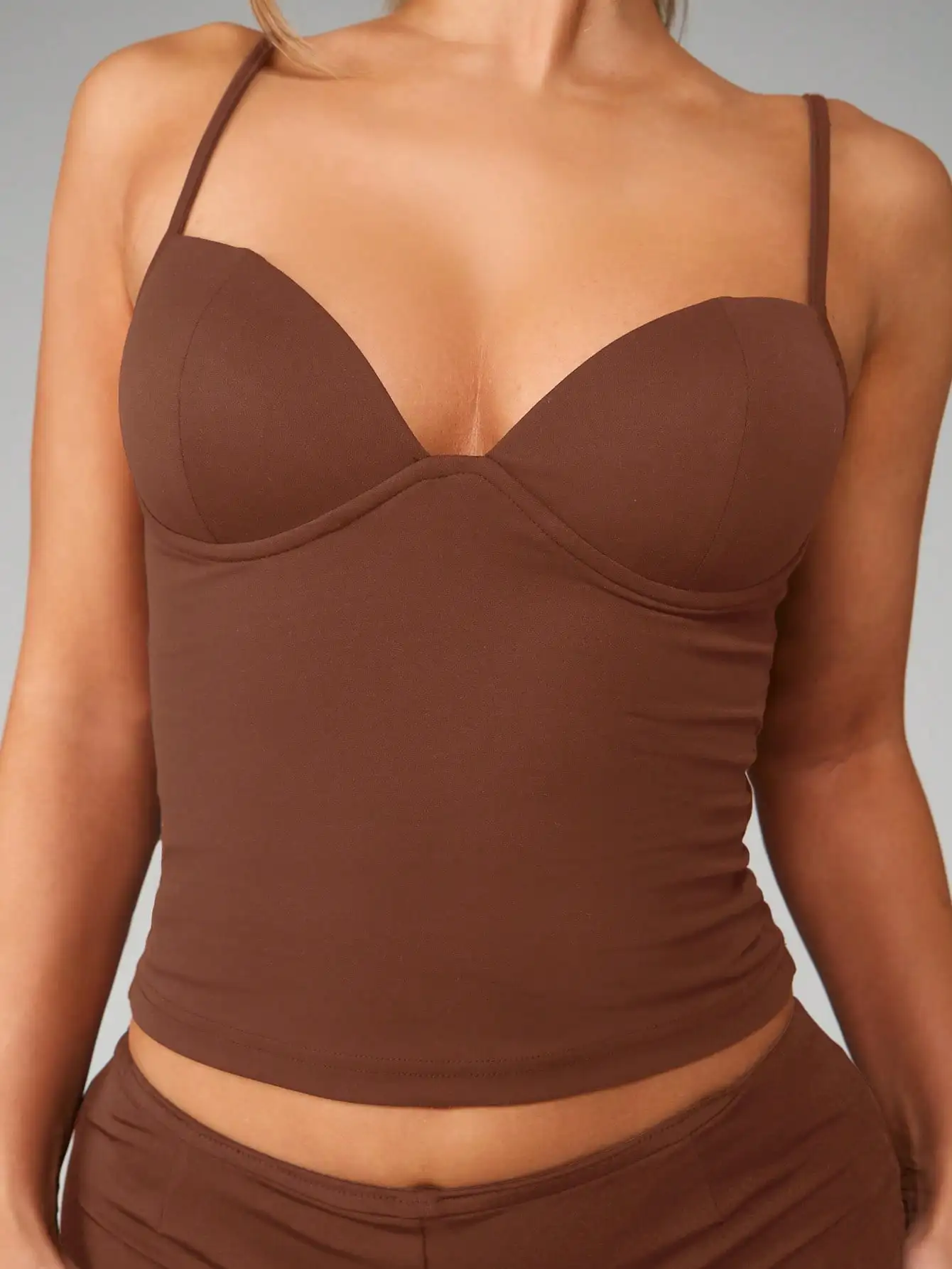 

Коричневый укороченный топ-бюстье с вырезом «сердечко» — облегающий топ-ками для летних вечеринок и клубов