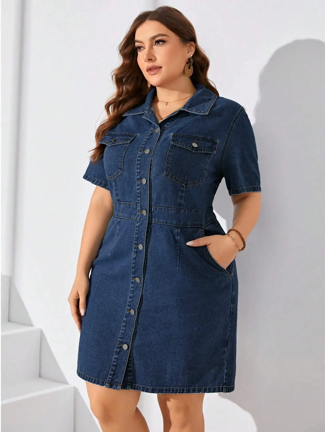 

Джинсовое платье-рубашка больших размеров с пуговицами спереди и накладными карманами