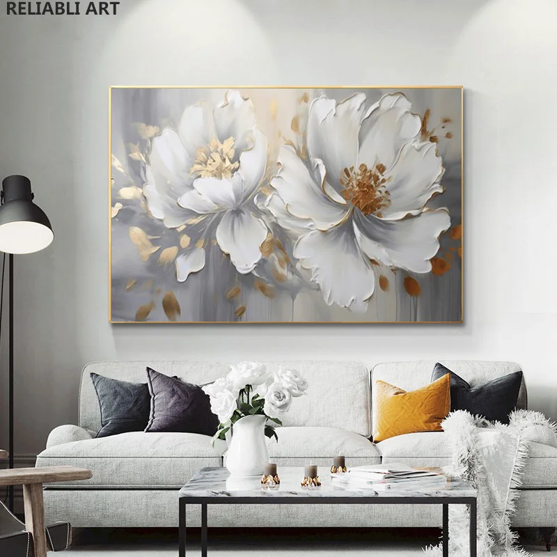 PosterLounge – Abstrakte Kunst mit weißen, blauen und goldenen Blumen als modernes Wohnzimmer-Highlight