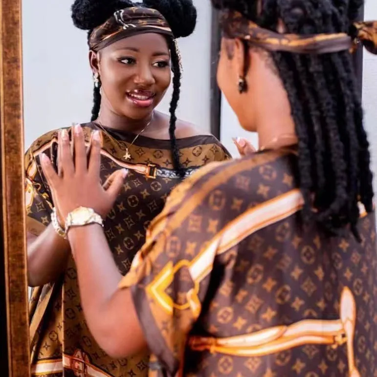 여성용 실크 같은 프린트 롱 드레스와 어울리는 헤드 스카프 - 우아한 O 넥 플로위 파티 드레스