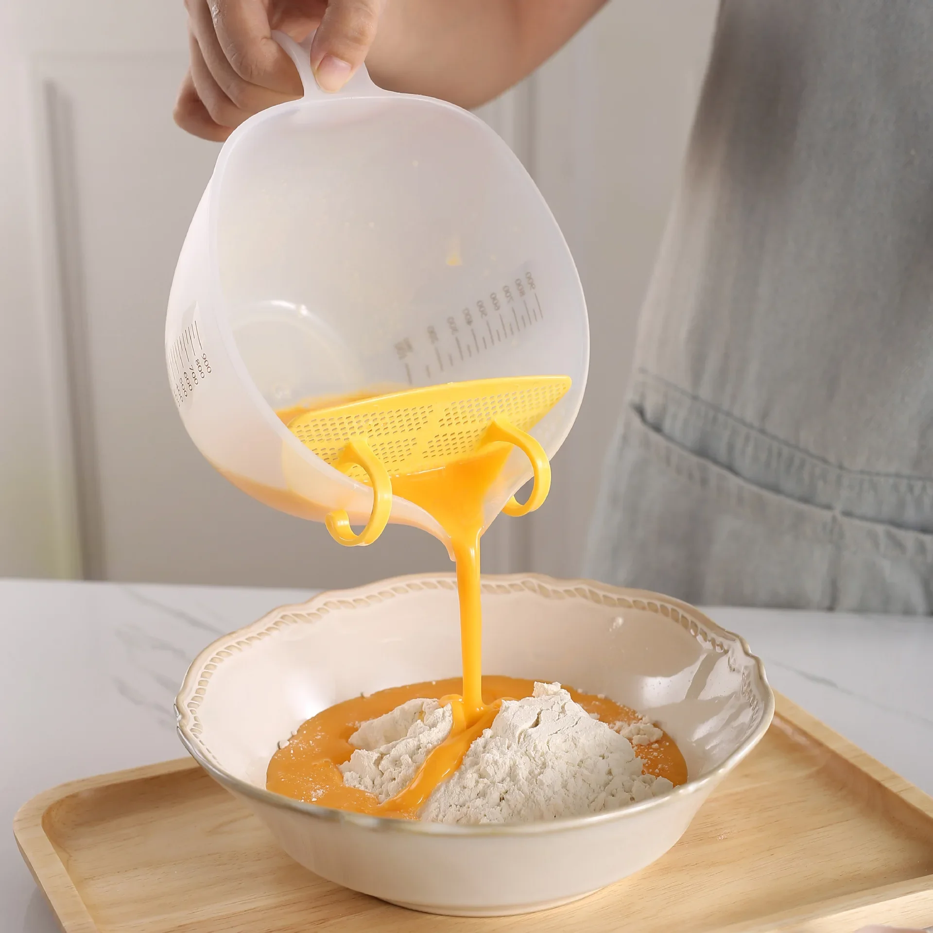 Filter Measuring Cup Baked Egg Beating Bowl Handle Bowl with Drain Nozzle Plastic Transparent Egg Beating Measuring Cup