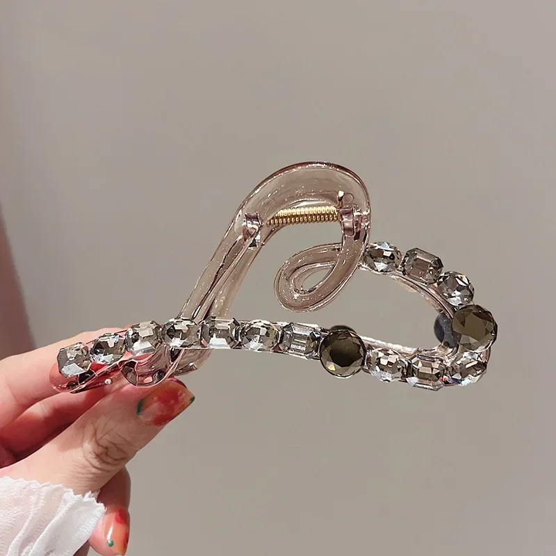 2025 جديد! مشبك شعر على شكل قرش من الأكريليك الراقية - غطاء رأس أنيق للنساء من الخلف