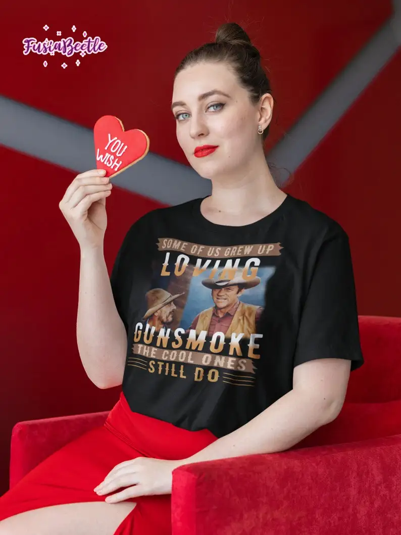 كلب منا نشأ المحبة Gunsmoke the Cool Ons لا تزال يفعل تي شيرت تقليدي Gunsmoke فيلم قميص كاوبوي فيلم قميص Gunsmoke #2