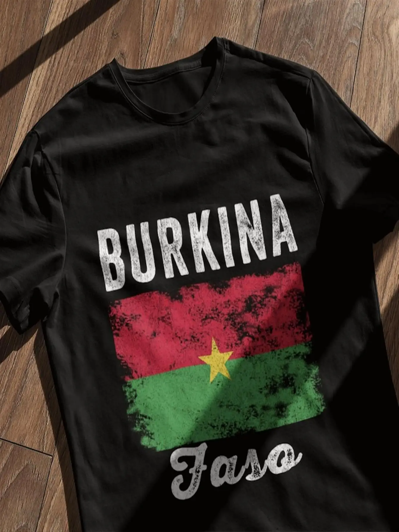 تي شيرت Burkina Faso Flagge للرجال - تي شيرت كاجوال من القطن برقبة دائرية مع تصميم علم متعثر، كم قصير، مقاس عادي f