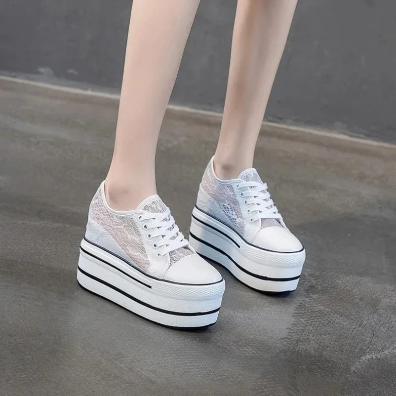 

Женские летние кроссовки с воздушной сеткой, модные белые, черные кроссовки из натуральной кожи, массивные кроссовки на полой дышащей платформе, обувь на танкетке