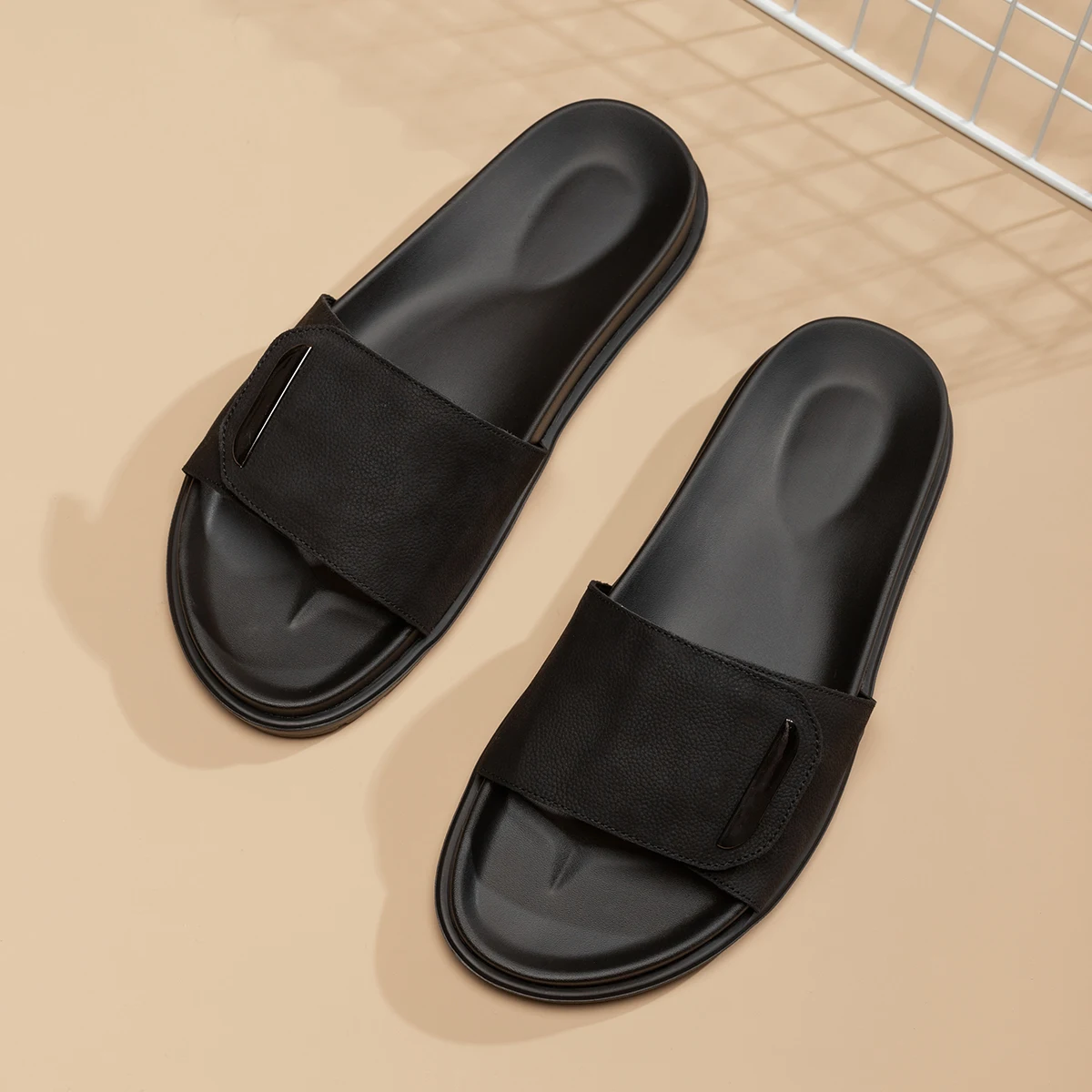 A new style of men's summer outdoor slippers with a single drag, anti slip Korean version, personalized outdoor beach shoe220346