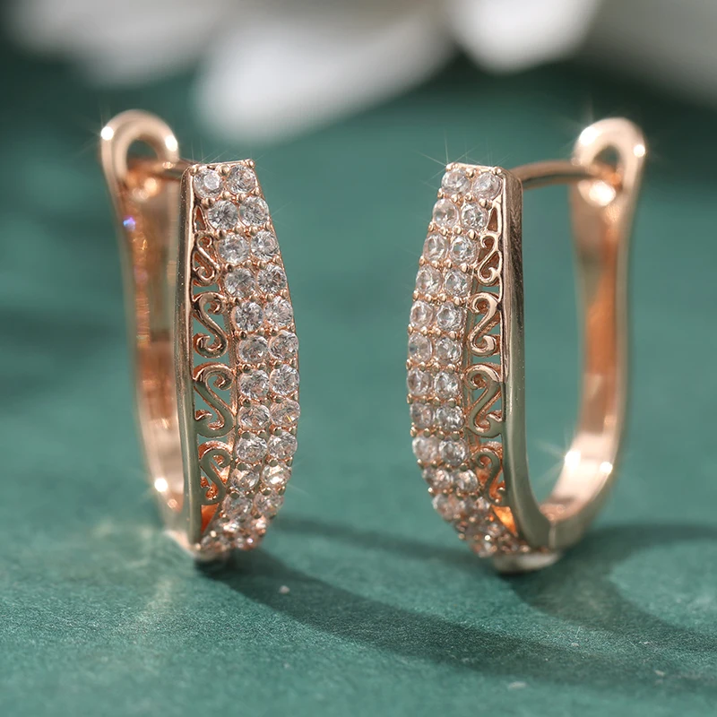 Elegante goldfarbene weiße CZ-Creolen für Damen, handgeschnitzte hohle Ohrringe aus Metall für Party und Alltag – Detail 2