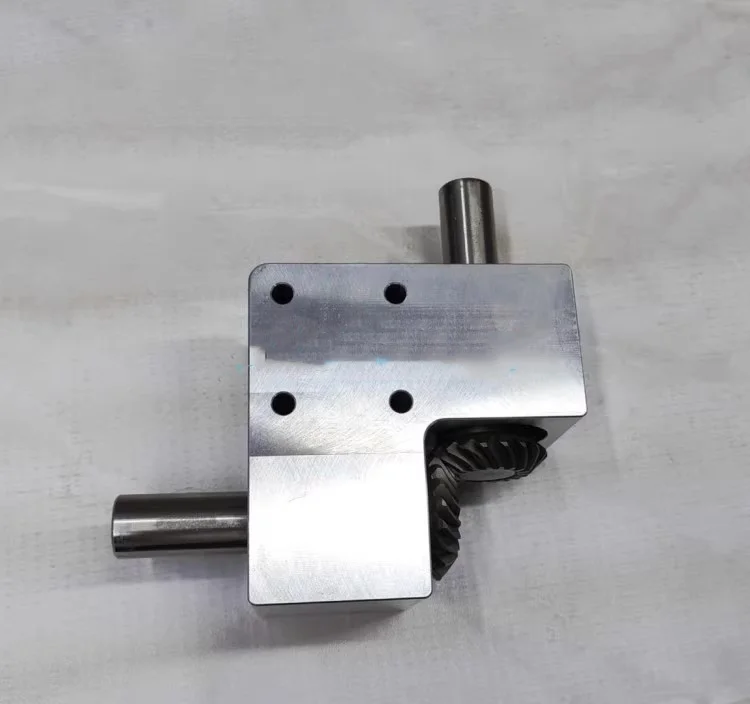 1: 1 Right Angle Commutator 90 Degree Turning Device Spiral Bevel Gearbox Shaft Diameter 15mm Shaft Diameter
