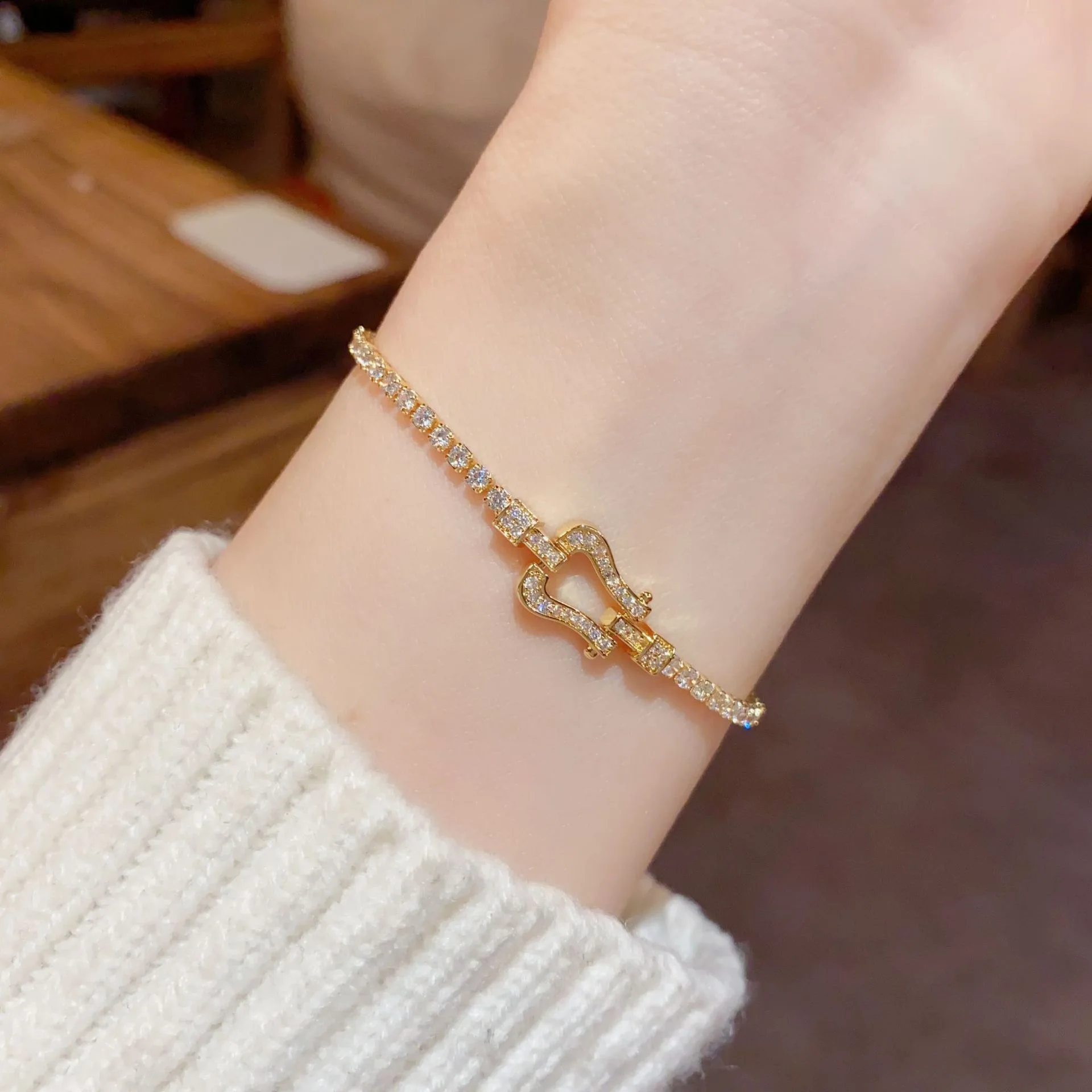 

The French Light Luxury Style Fashionable Women's Horseshoe Buckle Design Bracelet Is Extremely Dazzling and Versatile