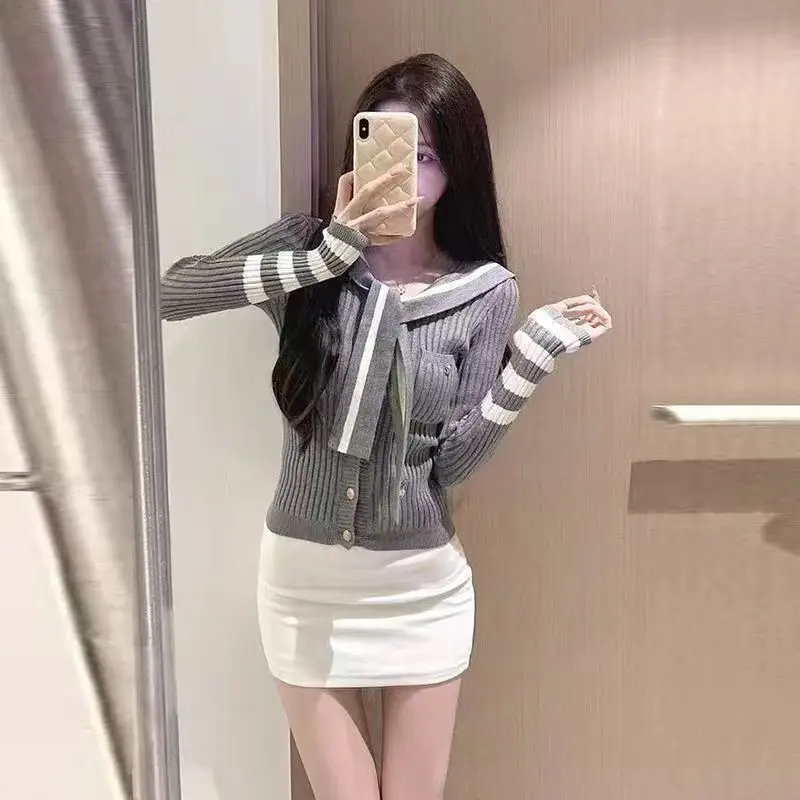 بلوزة كورية حلوة مخططة محبوكة للنساء، سترة رمادية ضيقة بأسلوب كسول، نمط الشارع، ألياف البوليستر، أكمام طويلة مع إغلاق بالسحاب
