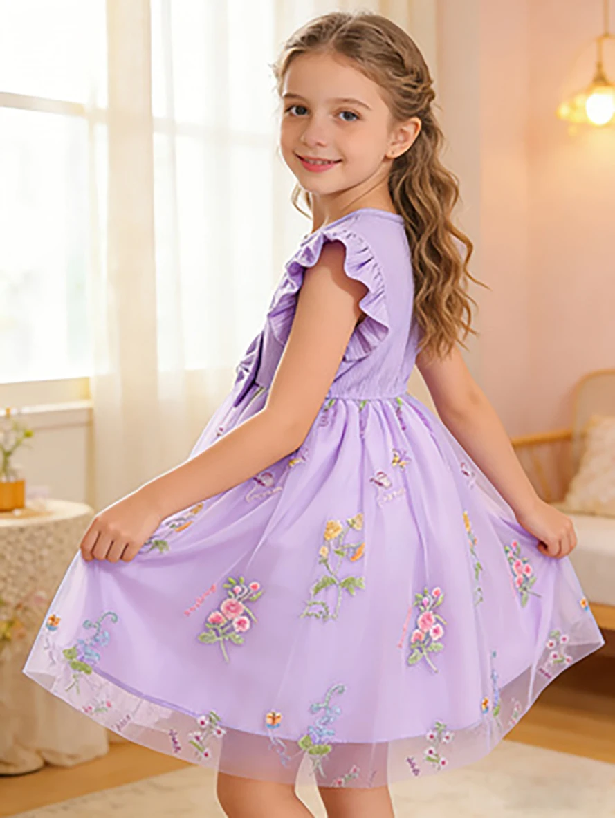 Mädchenkleid in Lila mit Blumenstickerei, Prinzessinnenkleid mit Flatterärmeln und Schleife aus Tüll für den Sommer – Detail 2