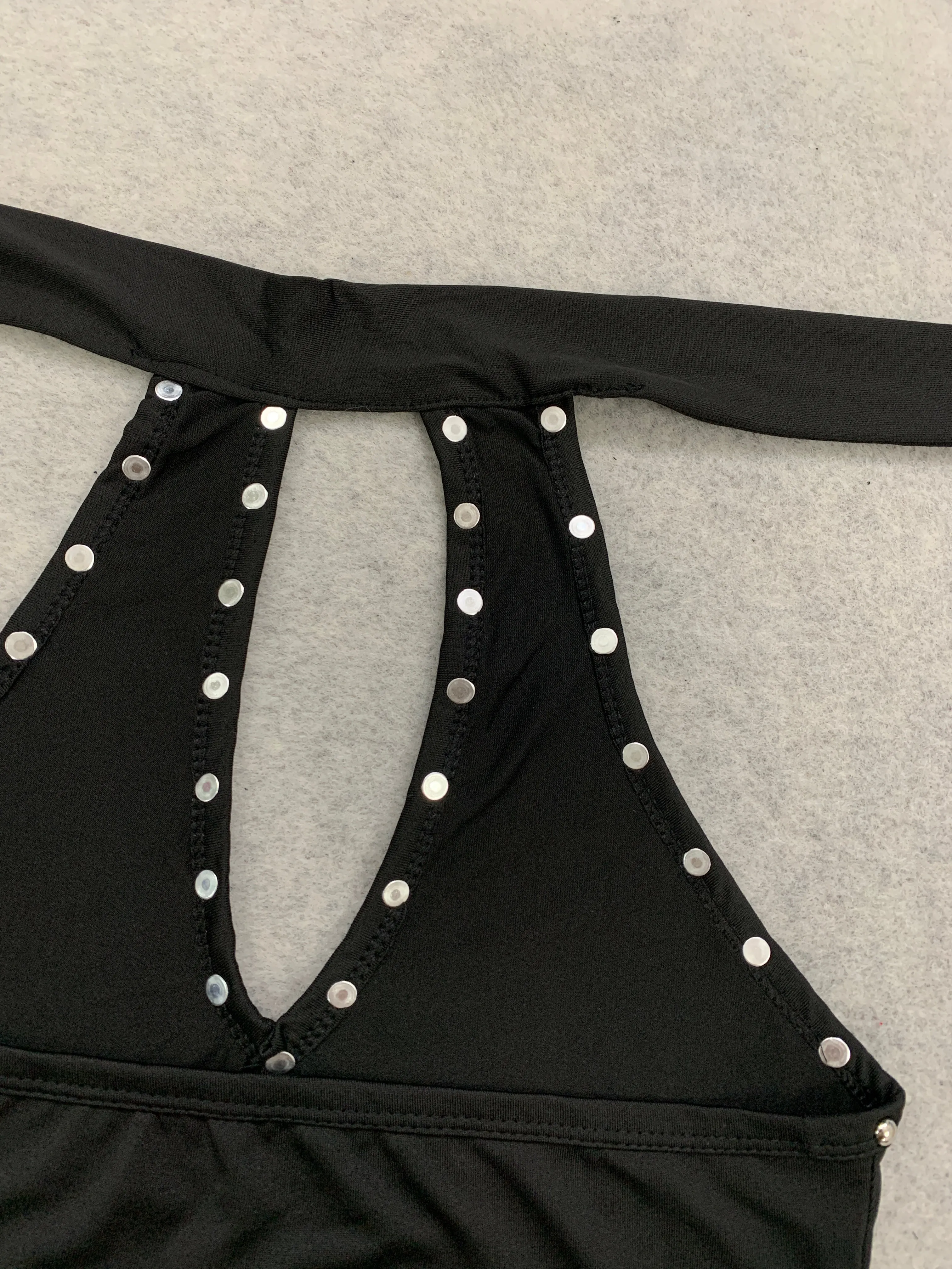 Subkultur-Punk-Stil, Nieten-Design, hängender Hals, rückenfreies, kurzes, hohles, ärmelloses, schmales, heißes Mädchen-Sling-Top. – Detail 6
