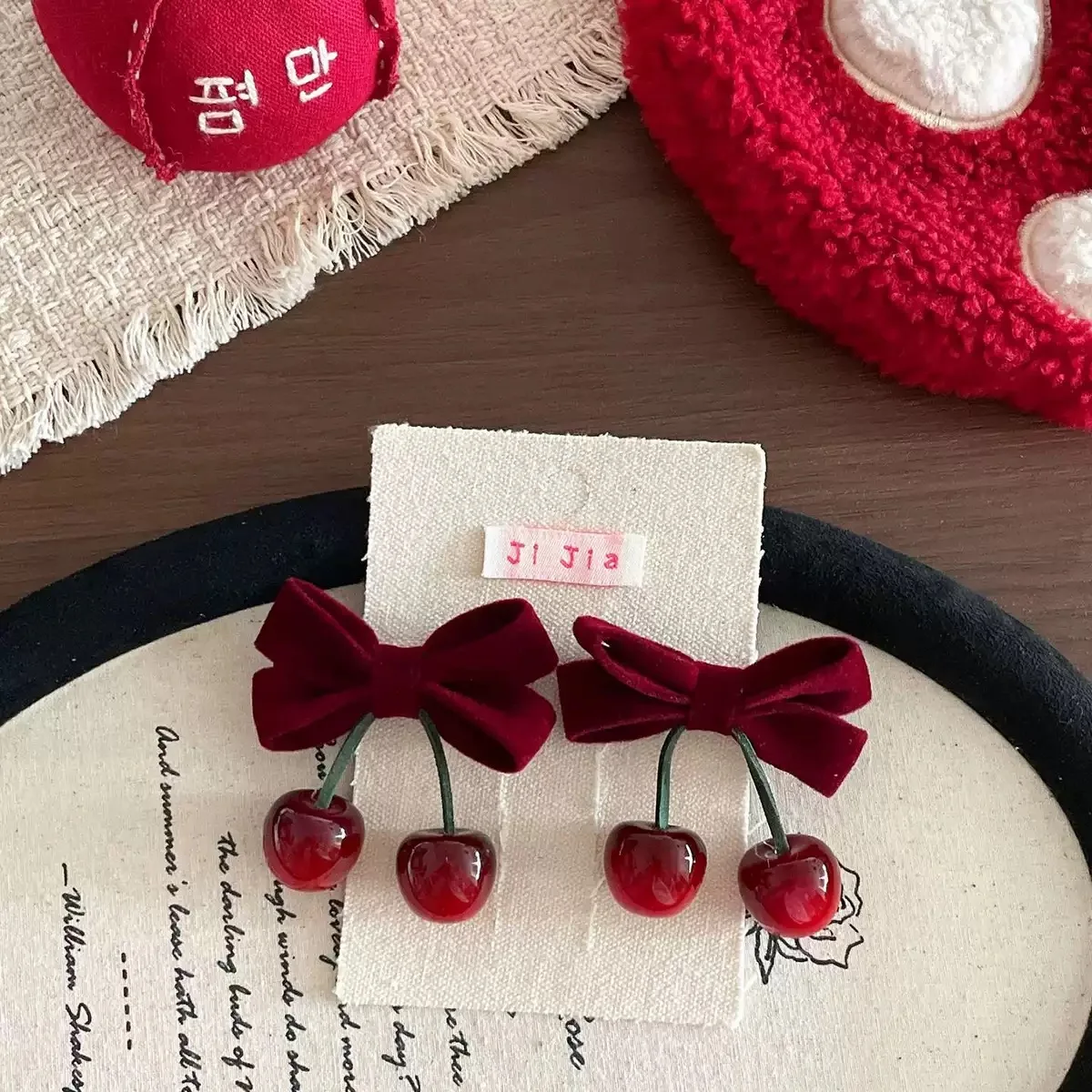 Niedliche rote Samtschleife mit Kirschen, elastische Haarspange/Haargummi – perfekt für festliche Party-Looks – Detail 8