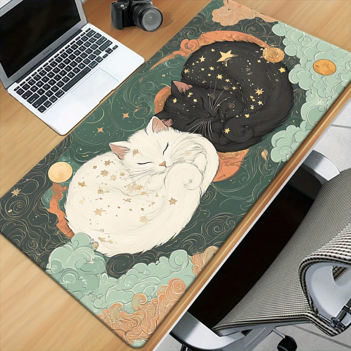 Antypoślizgowa gumowa podstawa podkładki pod mysz Sleeping Cat and Star nadaje się do dekoracji biur i komputerów stacjonarnych dla graczy.