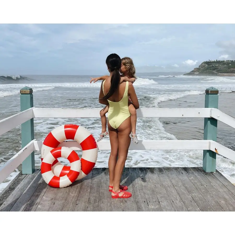 Kinderschwimmer für Kleinkinder, langlebiges Schlauch, handbedruckte Poolschwimmer im klassischen Streifen-Design, weiche, bequeme Nähte, verstaubarer Schwimmer