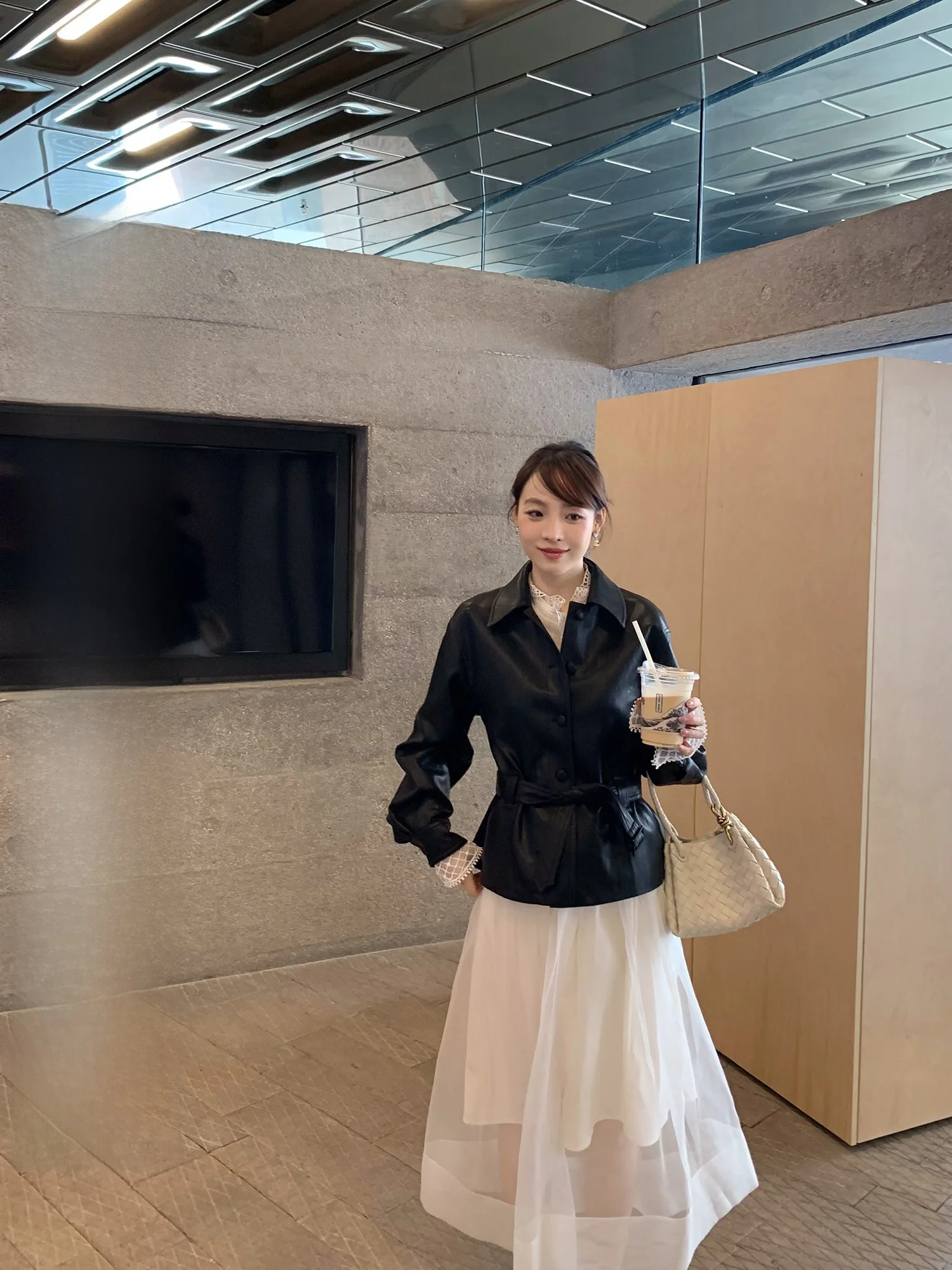 

Женское пальто средней длины из мягкой искусственной кожи с эффектом утяжки на талии, с длинными рукавами, от Le Lalin, коллекция Весна 2026