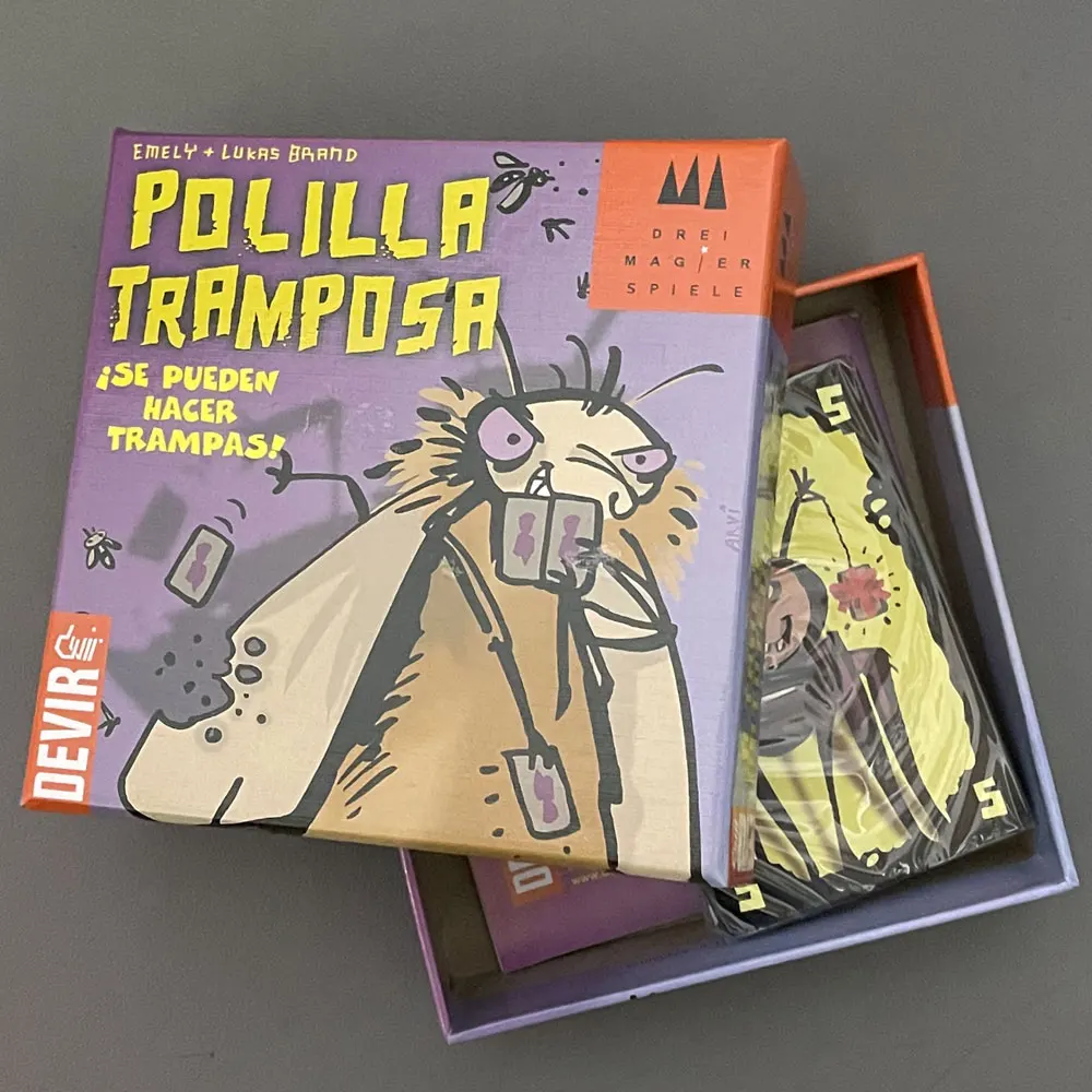 Polilla Tramposa: Moth Cheating Tactics - Family Board Game with Kaker Laken Poker, 11.0cm x 3.2cm