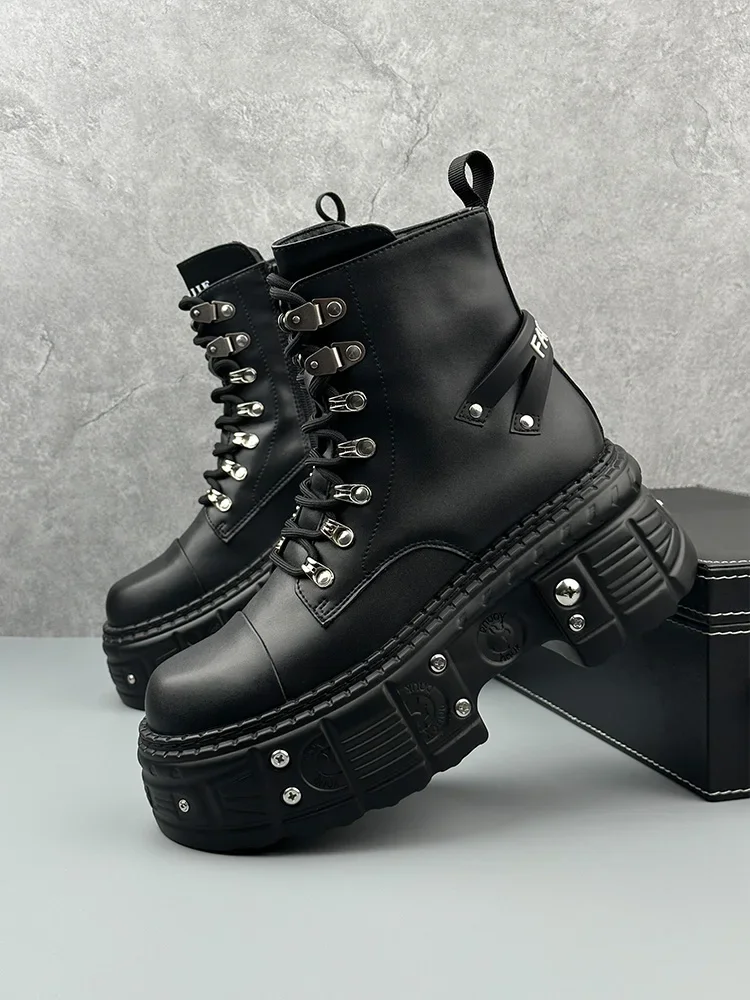 Herren 2024 Herbst und Winter neue dicke Sohlen Erhöhung Lokomotive kurze Punk-Stil High-Top-Werkzeugstiefel