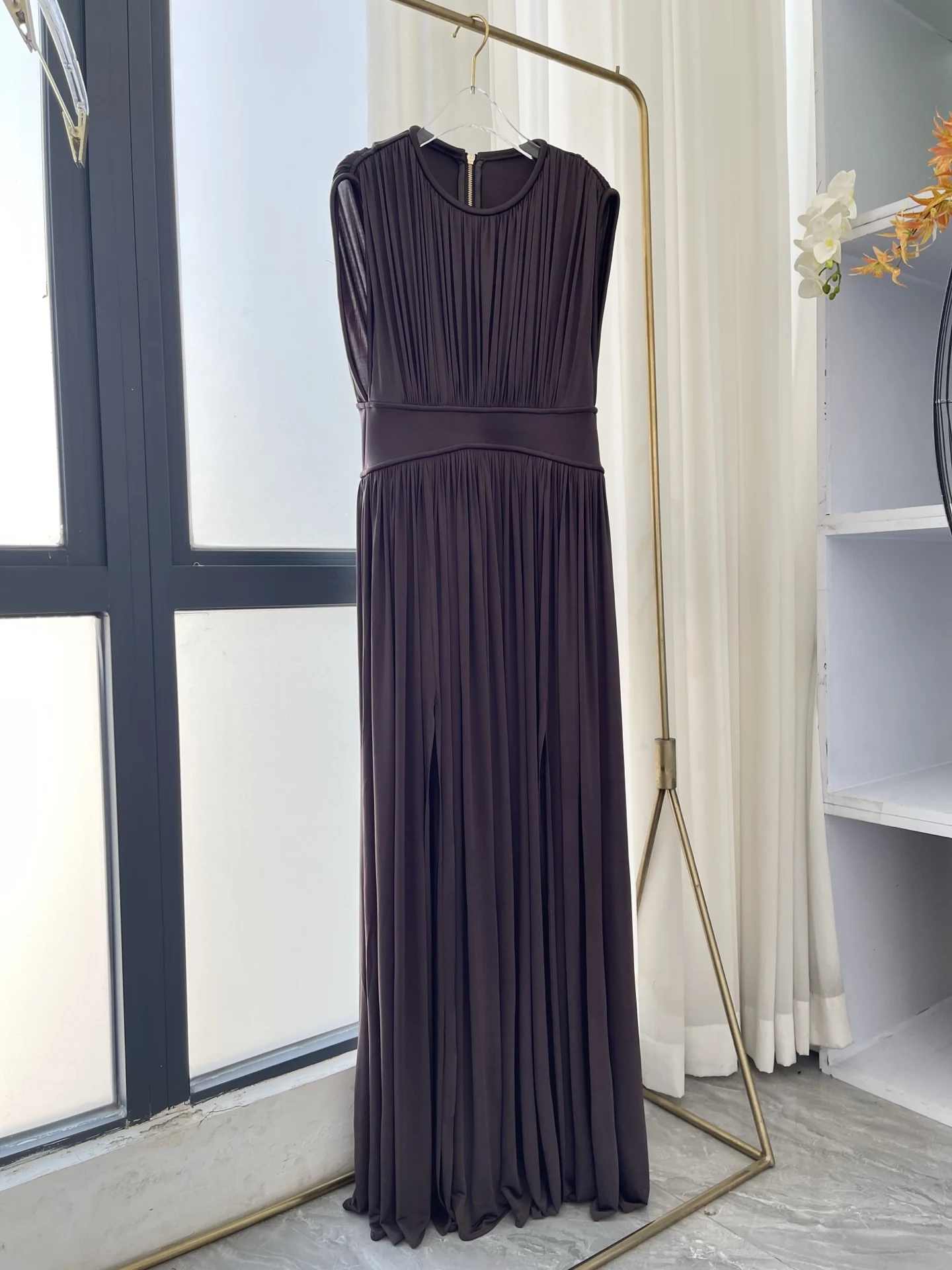 2025 Nuevo vestido largo con dobladillo y pliegues sin mangas color café marrón para mujer elegante