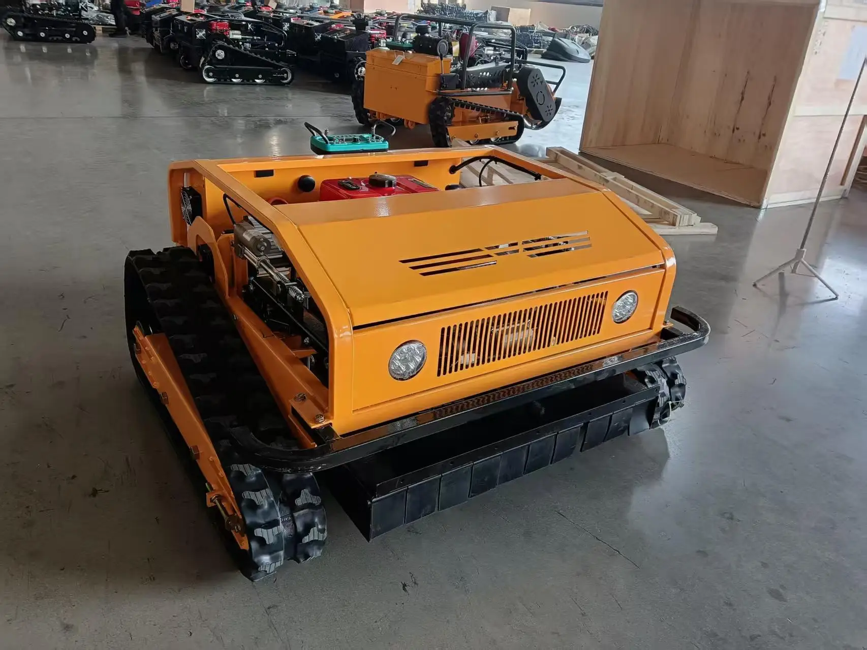 

Газонокосилка с настраиваемыми цветами, дистанционным управлением и бесщеточным двигателем мощностью 23 л.с., подходит для ухода за садом.