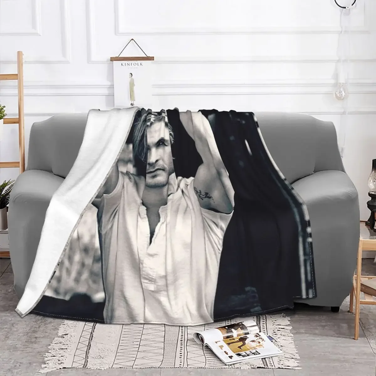 

Chris Hemsworth Baby Blankets Fleece Sofa Cover Spring Autumn Black and White Soft Throw Blankets for Bed Outdoor Rug Piece