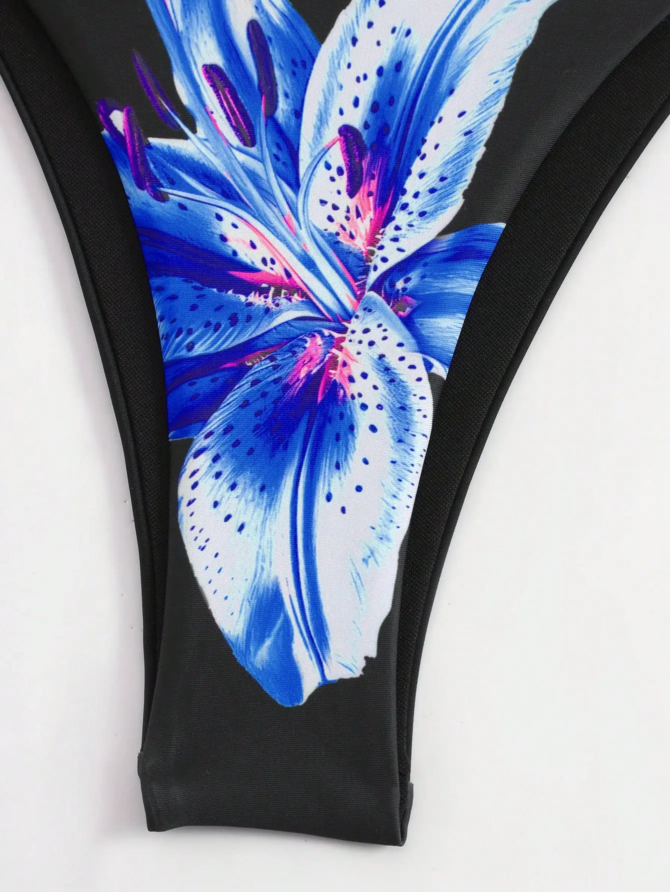 

Женский комплект купальников из 3 предметов: треугольный топ-бикини, трусики с завязками по бокам, сетчатая накидка.