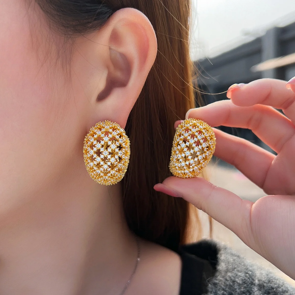 

Pera Luxury Wide-Face Exaggerated C Shaped Hoop Earring Gold Plated Zirconia Jewelry Vintage Elegant Style For Women Daily DE013