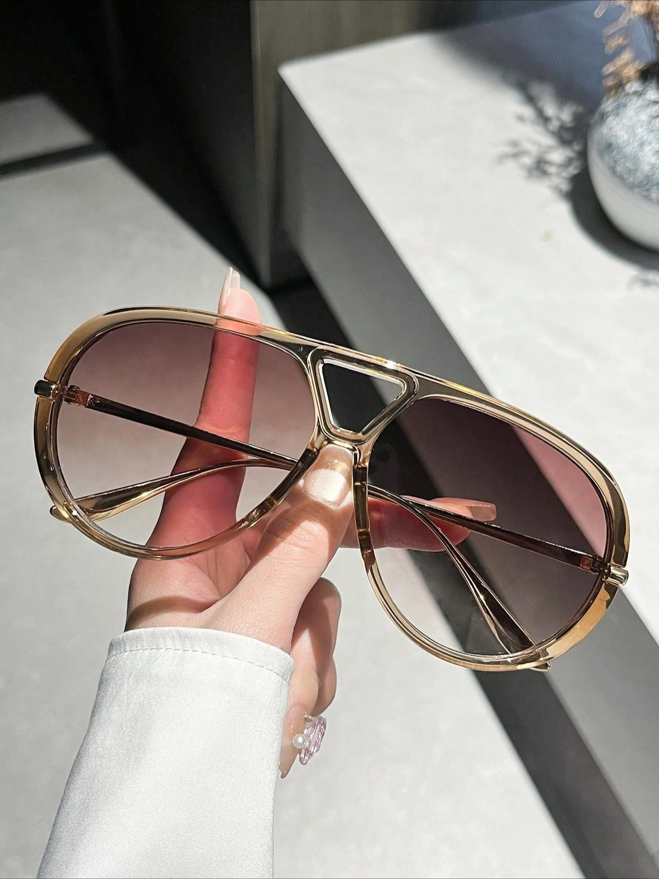نظارات شمسية كلاسيكية بإطار كبير مزدوج الجسر للجنسين مع إطارات بلون الشمبانيا.