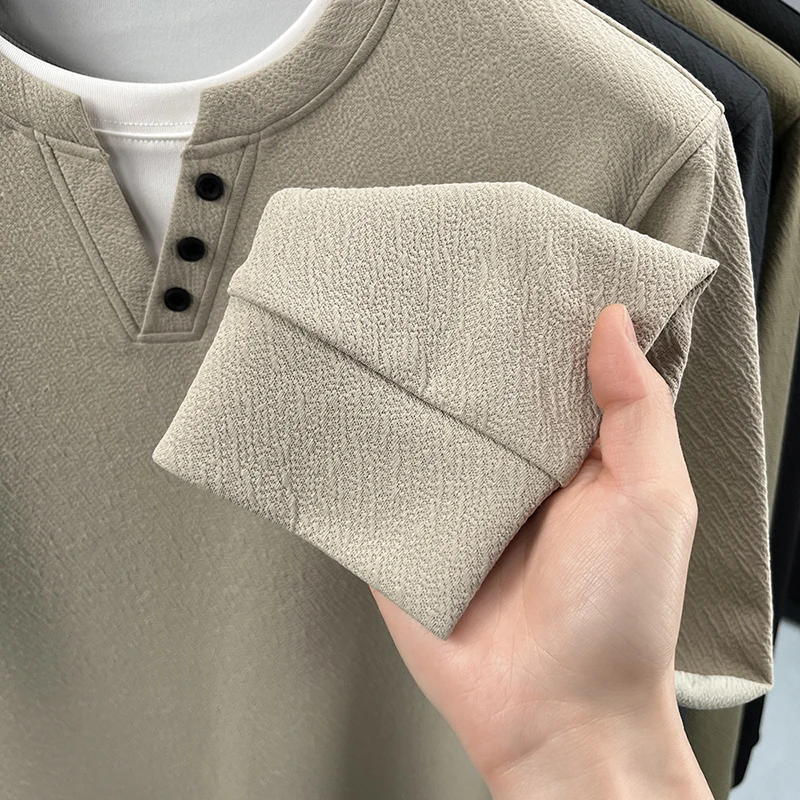 Herbstliche Herren-T-Shirts mit Rundhalsausschnitt und Fake-Two-Design, exquisit besticktes Langarm-Oberteil mit Rundhalsausschnitt, lässige Mode-Markenkleidung für Männer. – Detail 5