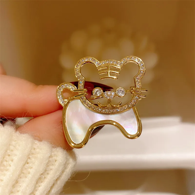 CC Coat Pin Tiger Shape Cute Brooches Korea Style Natural Shell Cardigan Shawl Buckles Mini Corsage Deting Essential Gifts B232