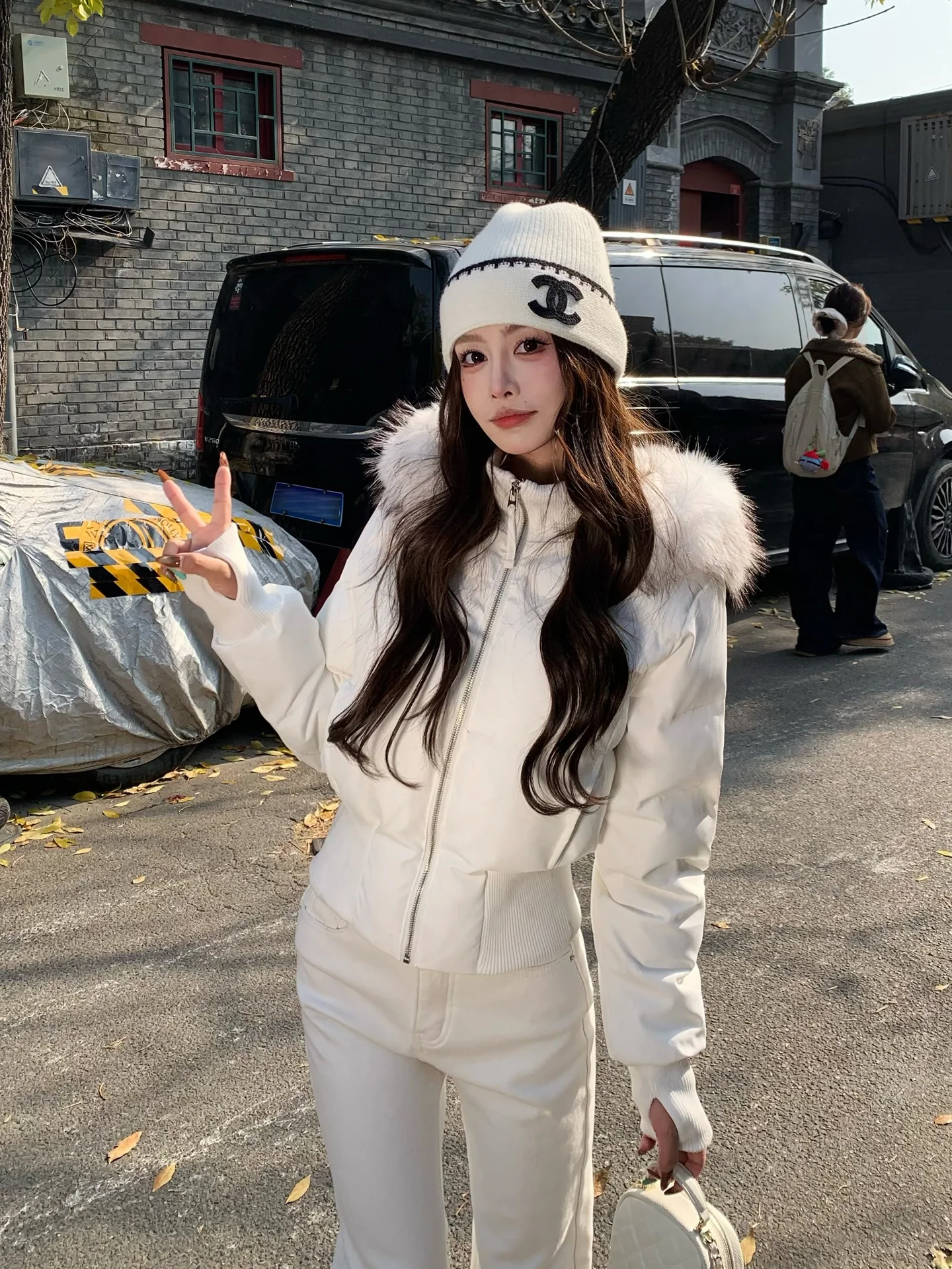 

Женская зимняя утепленная куртка с капюшоном и съемным меховым воротником, короткая, с застежкой-молнией, в корейском стиле, с регулировкой талии