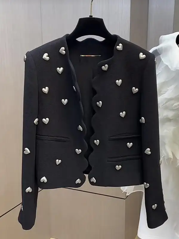 

Ранняя осень 2024, женская свободная длинная све круглая Ne однотонная мотоциклетная верхняя одежда Jaet ort, топ с заклепками в форме сердца, бренд Peoq