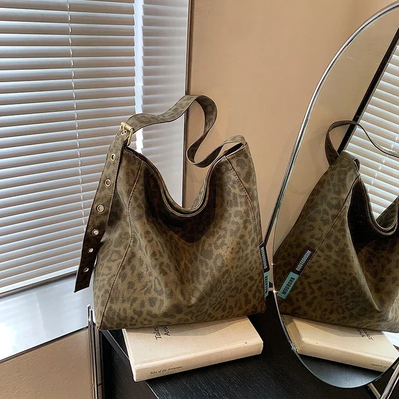 2025 Canvas Leopard Print New Shoulder Bag Large Capacity Zipper Popular Fashion Handbag Soft Simple Commuting Crossbody Bag