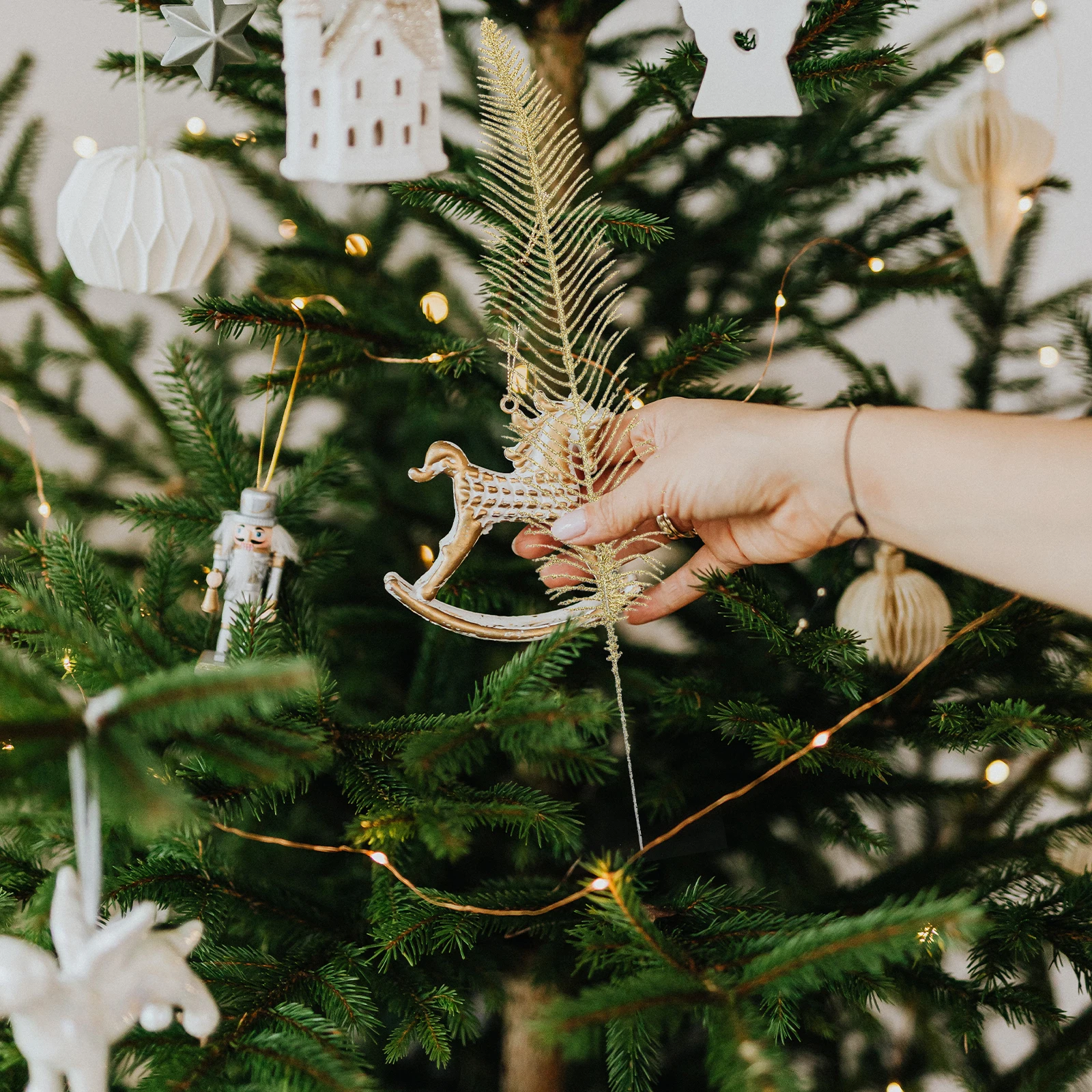 

12Pcs Xmas Glitter Powder Leaves Decorative Festival Ornament for Home Party Christmas Simulation Leaves Party Adornment