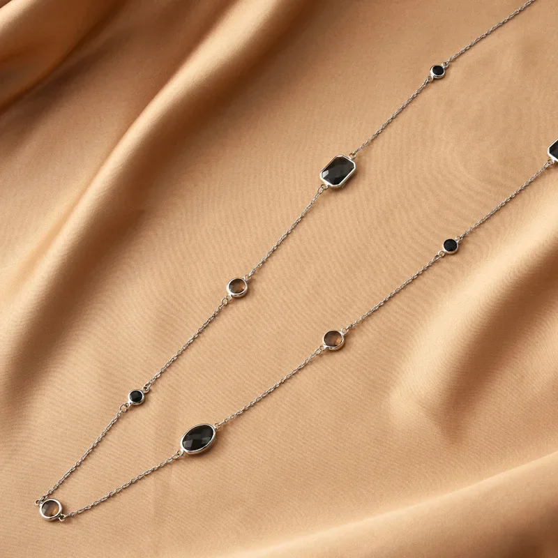 

This is a versatile and fashionable pendant for autumn and winter, a stylish sweater chain and necklace