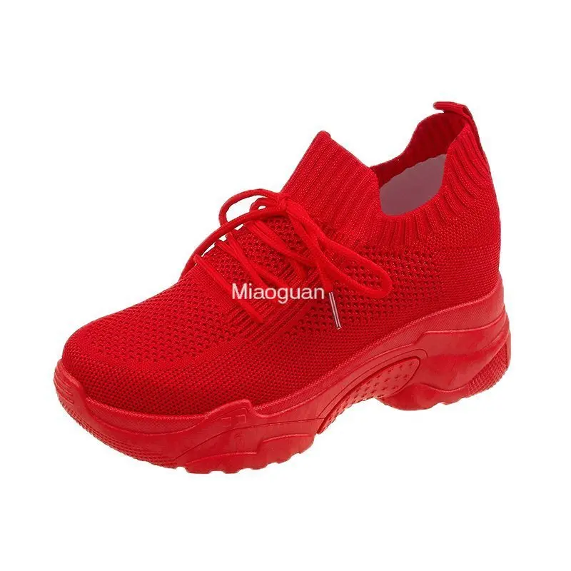 Scarpe sportive con plateau Sneakers da donna bianche tacchi a zeppa Mesh traspirante Casual 2024 nuove calzature rosse stringate alla moda a testa tonda