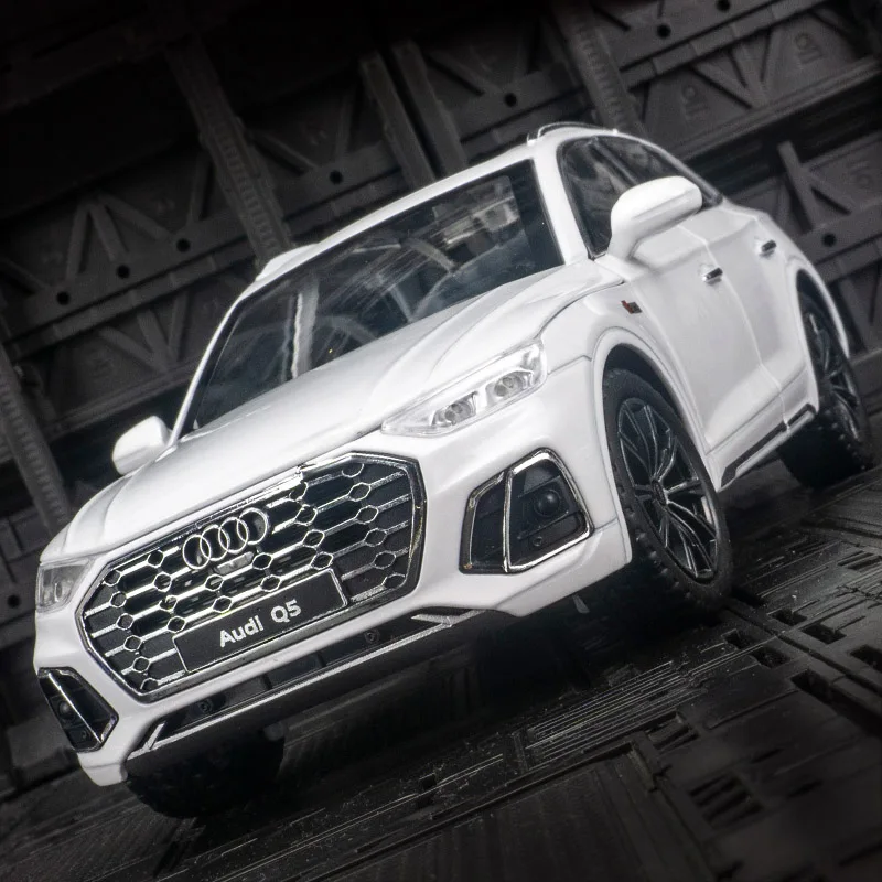 1:24 Audi Q5 liga modelo de carro ornamentos coleção portas de brinquedo acústica-óptica pull-back para crianças e porta-malas do capô podem ser abertas.