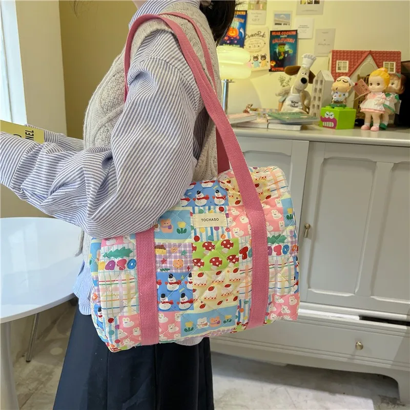 A lady large-capacity mummy bag, cute cartoon pattern, simple and fresh, suitable for daily use with a baby