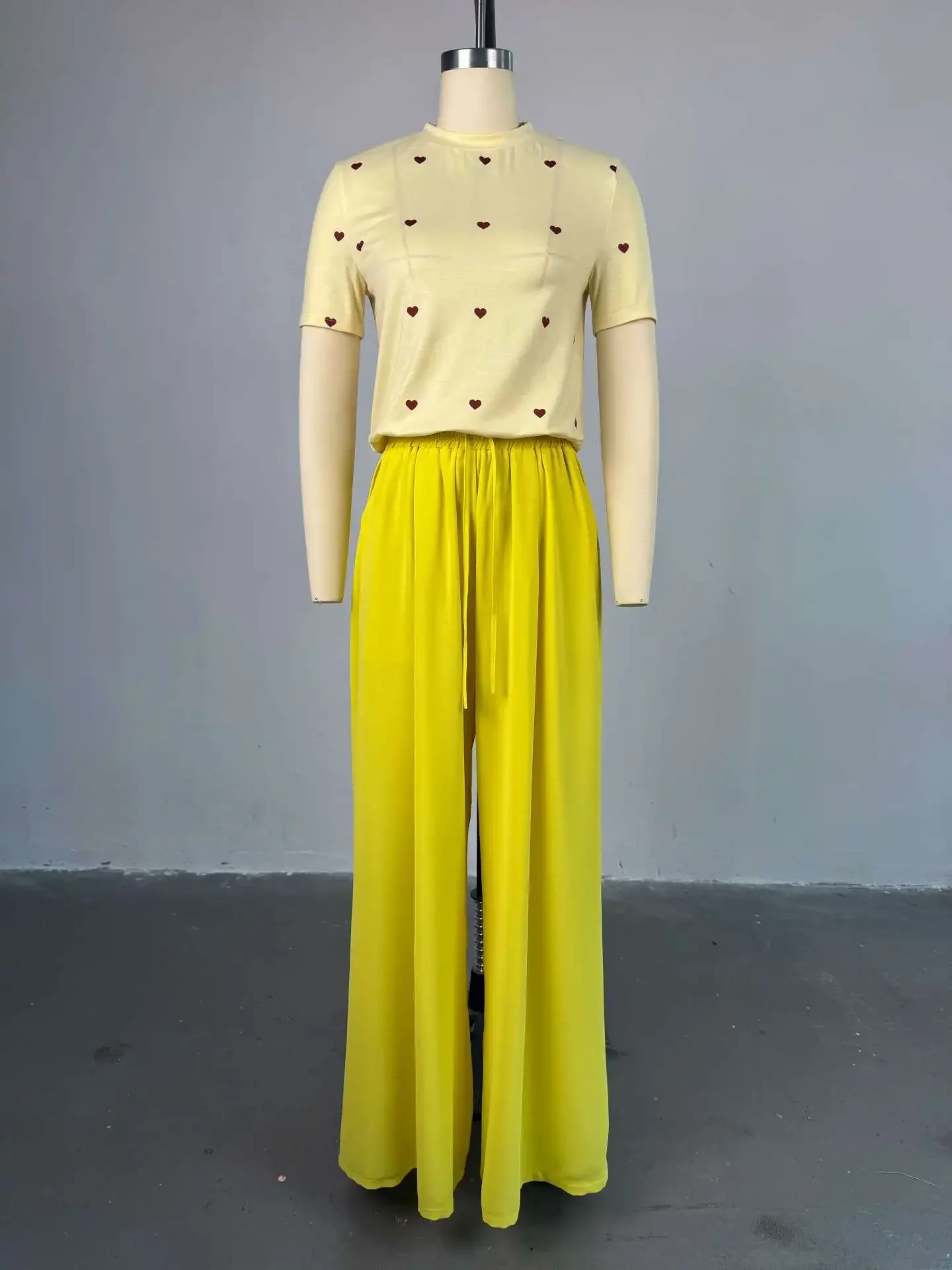 

2025 Summer New Women's Two Piece Sweet and Fashionable Round Neck Love Short Sleeve Top Wide Leg Pants Set