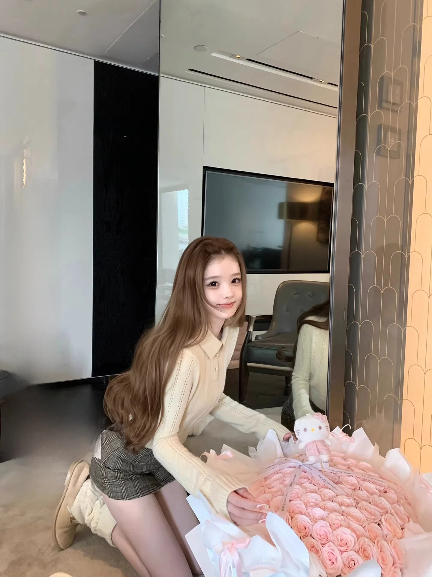 

Модный вязаный свитер и юбка в клетку в цвете кремово-желтый с вырезом на воротнике от Hz Avenue для женщин