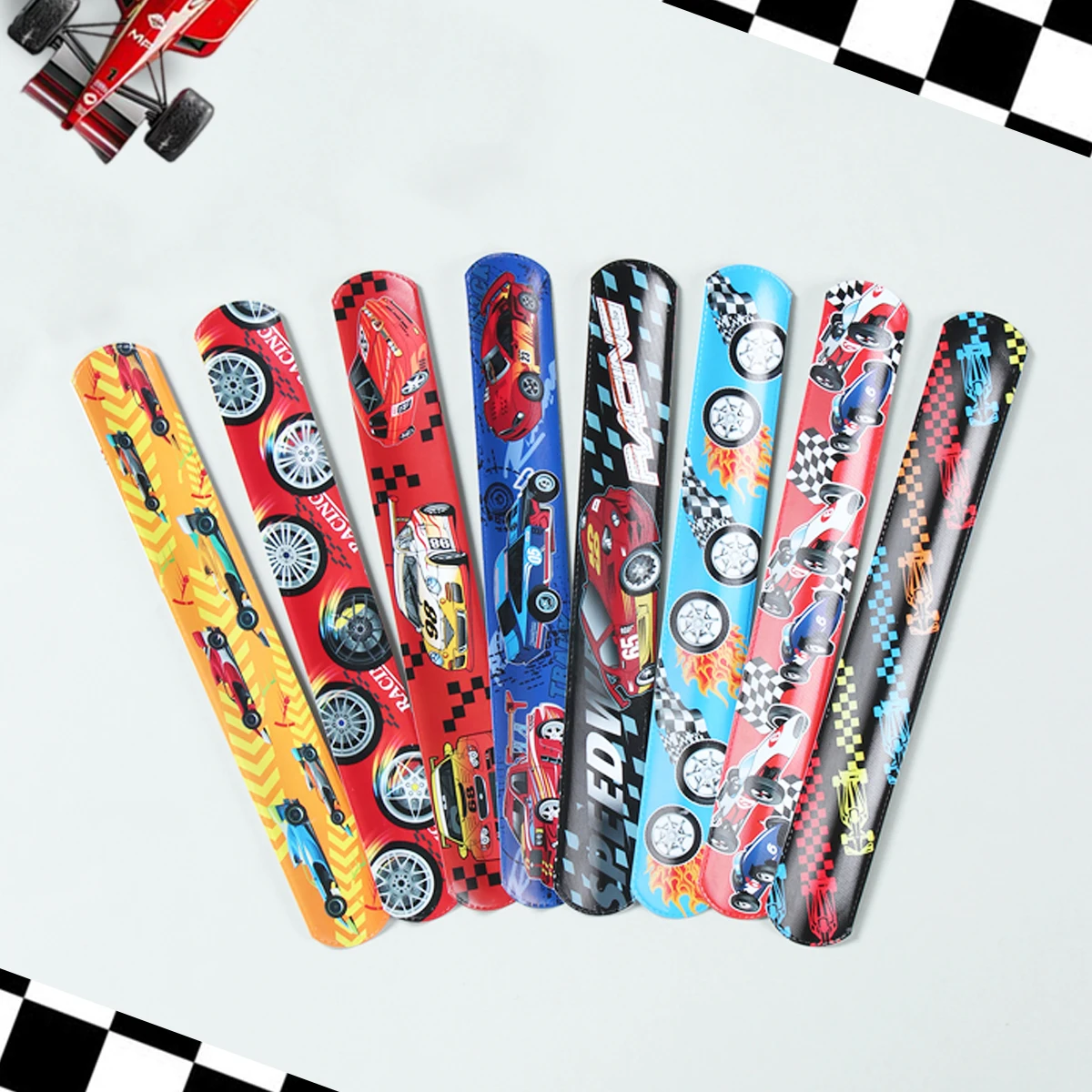 12pcs Racing Cars Party Supplies Favor Racing Thème Snap Bracelets PVC Snap Bracelets Bracelet pour Enfants Fête D'anniversaire Fournitures