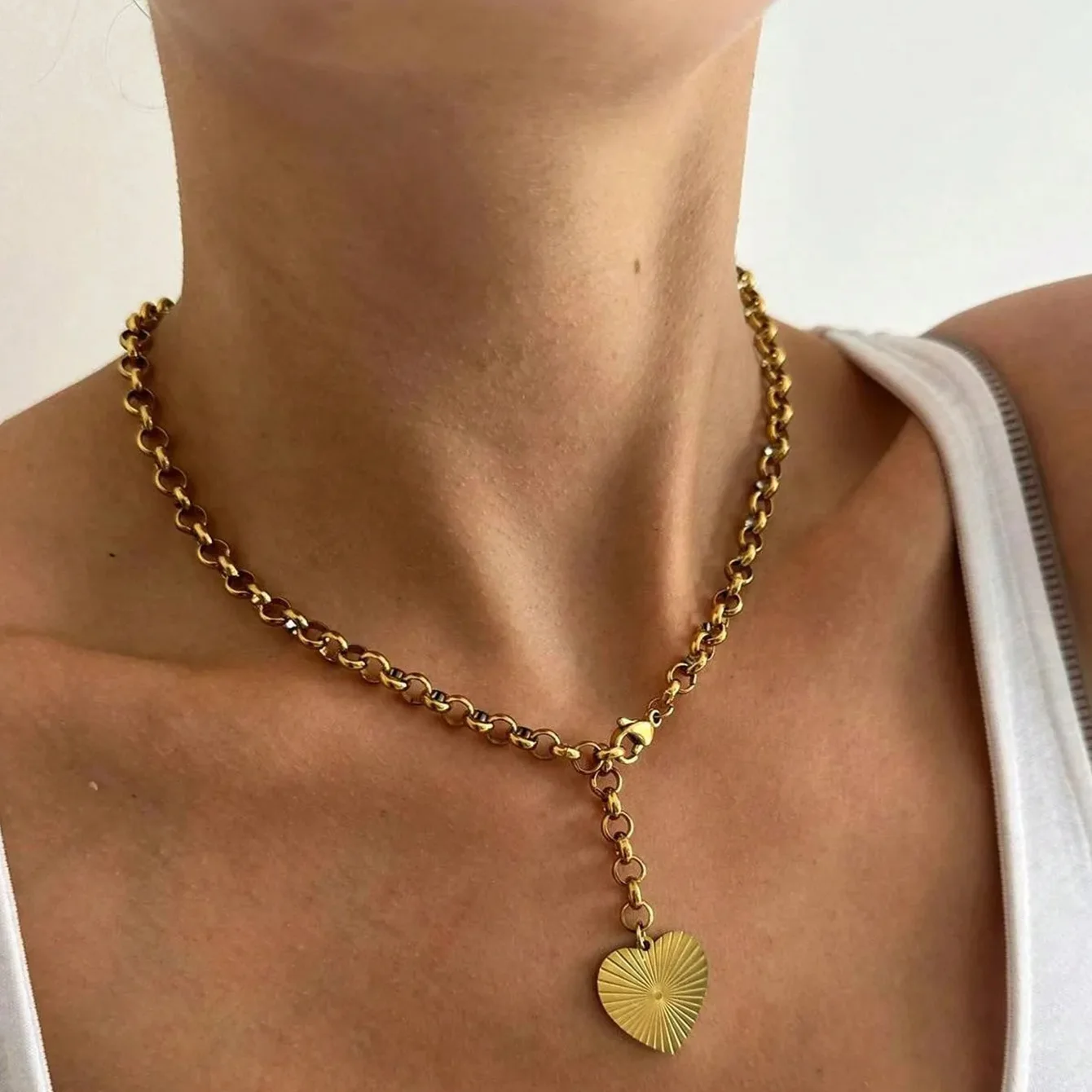 Vergoldete Edelstahl-Halskette mit strukturiertem Herzanhänger, klobige Gliederkette, hypoallergener Schmuck für Damen, Alltagskleidung