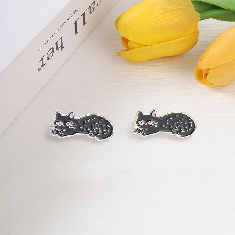 Vintage Lying Black Cat Brooch Gold Silver Border Purple Eyes Metal Badge Casual Commute Gift Pins for DIY Clothing Bags Hat