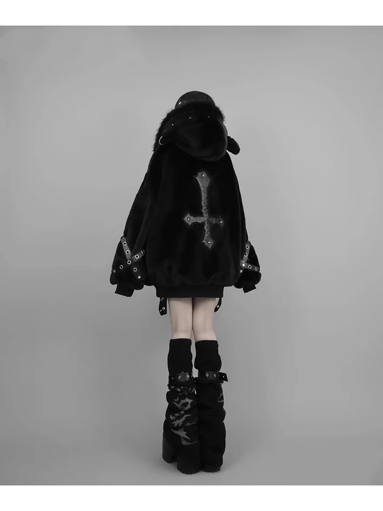 معطف فرو صناعي أبيض ناعم ودافئ كبير الحجم للخريف والشتاء للنساء مع غطاء محرك السيارة سترة هاراجوكو منفوشة ملابس الشارع الشهير 2025